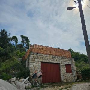 Brač, prodaja 4356m2 zemljište, legaliziran objekt 47m2