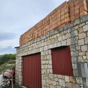 Brač, prodaja 4356m2 zemljište, legaliziran objekt 47m2