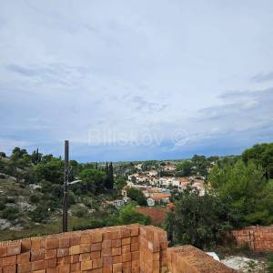 Brač, prodaja 4356m2 zemljište, legaliziran objekt 47m2