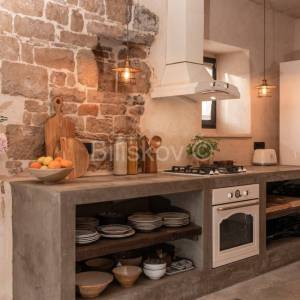 Brač, prodaja, jedinstvena kuća podređena užitku