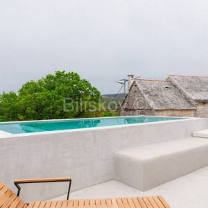 Brač, prodaja, jedinstvena kuća podređena užitku