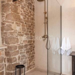 Brač, prodaja, jedinstvena kuća podređena užitku