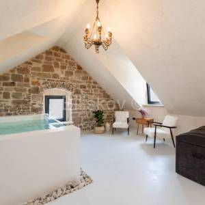 Brač, prodaja, jedinstvena kuća podređena užitku