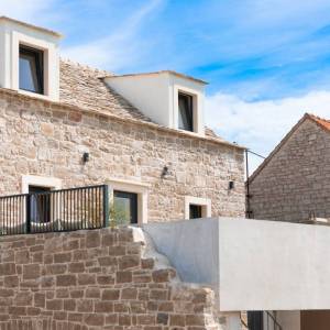 Brač, prodaja, jedinstvena kuća podređena užitku