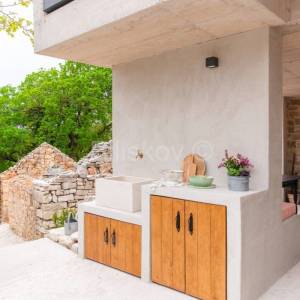 Brač, prodaja, jedinstvena kuća podređena užitku