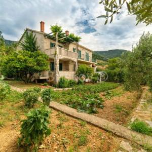 Brač prodaja kuća, parcela 1983m2 4 apartmana i 4soban stan