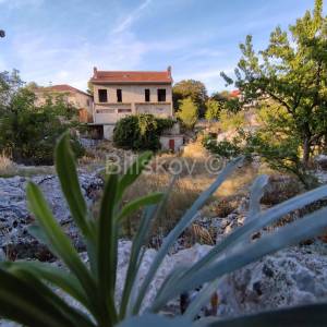 Brač, prodaja nezavršena kuća, parcela 1820 m2