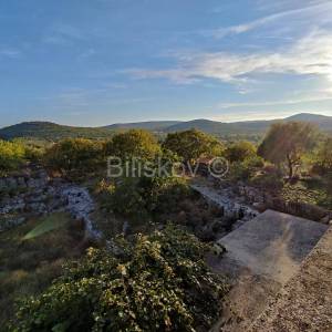 Brač, prodaja nezavršena kuća, parcela 1820 m2