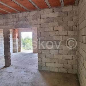 Brač, prodaja nezavršena kuća, parcela 1820 m2