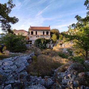 Brač, prodaja nezavršena kuća, parcela 1820 m2