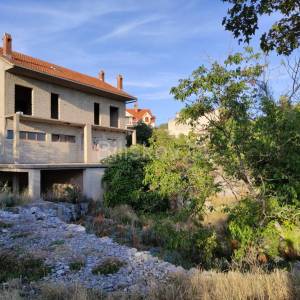 Brač, prodaja nezavršena kuća, parcela 1820 m2