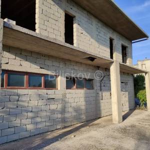 Brač, prodaja nezavršena kuća, parcela 1820 m2