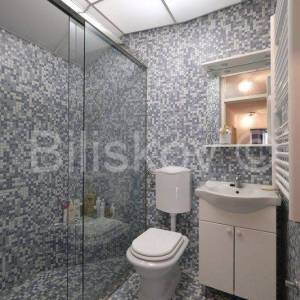 Brač, Splitska 2 kuće, bazen, okućnica 1000 m2, 150m od mora 