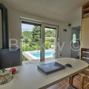 Brač, Splitska 2 kuće, bazen, okućnica 1000 m2, 150m od mora 