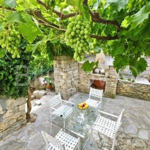 Brač, Splitska 2 kuće, bazen, okućnica 1000 m2, 150m od mora 