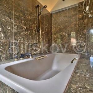 Brač, Splitska 2 kuće, bazen, okućnica 1000 m2, 150m od mora 