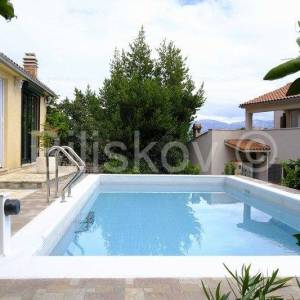 Brač, Splitska 2 kuće, bazen, okućnica 1000 m2, 150m od mora 