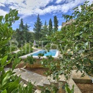 Brač, Splitska 2 kuće, bazen, okućnica 1000 m2, 150m od mora 