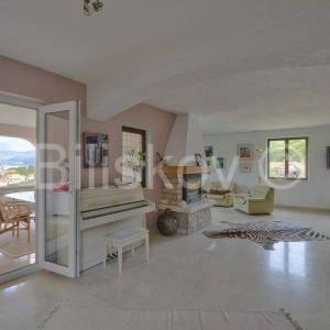 Brač, Splitska 2 kuće, bazen, okućnica 1000 m2, 150m od mora 