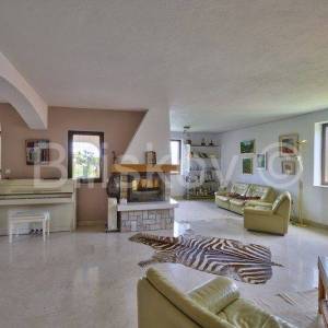 Brač, Splitska 2 kuće, bazen, okućnica 1000 m2, 150m od mora 