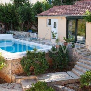 Brač, Splitska 2 kuće, bazen, okućnica 1000 m2, 150m od mora 
