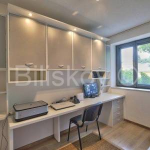 Brač, Splitska 2 kuće, bazen, okućnica 1000 m2, 150m od mora 