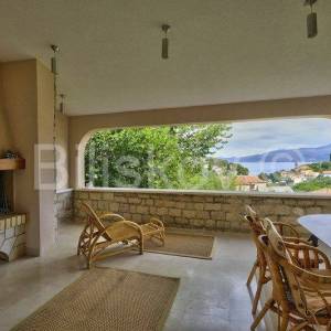 Brač, Splitska 2 kuće, bazen, okućnica 1000 m2, 150m od mora 