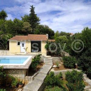 Brač, Splitska 2 kuće, bazen, okućnica 1000 m2, 150m od mora 