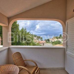 Brač, Splitska 2 kuće, bazen, okućnica 1000 m2, 150m od mora 