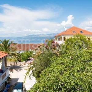 Brač, Supetar, Hotel i stan u potkrovlju