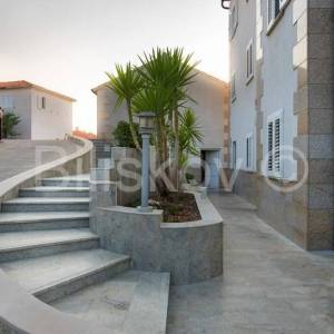 Brač, Supetar, Hotel i stan u potkrovlju