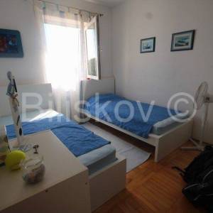 Brač, Supetar prodaja četverosoban komforan stan 85 m2, ostava