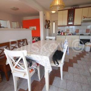 Brač, Supetar prodaja četverosoban komforan stan 85 m2, ostava