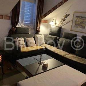 Brač Supetar prodaja kompletno namješten stan, parking 