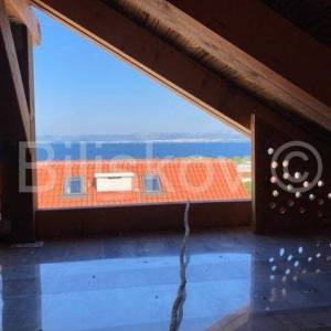 Brač Supetar prodaja kompletno namješten stan, parking 