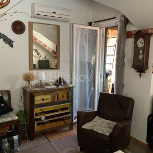 Brač Supetar prodaja kompletno namješten stan, parking 