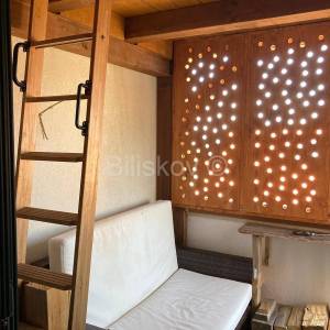 Brač Supetar prodaja kompletno namješten stan, parking 