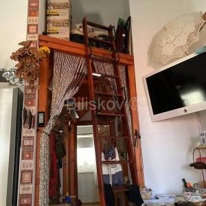 Brač Supetar prodaja kompletno namješten stan, parking 