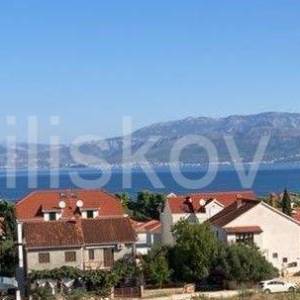 Brač Supetar prodaja kompletno namješten stan, parking 