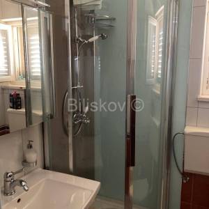 Brač Supetar prodaja kompletno namješten stan, parking 