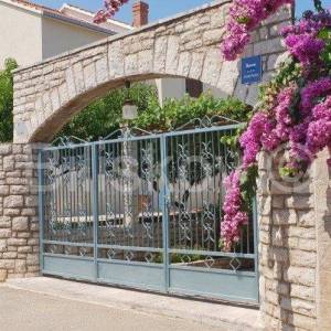 Brač, Supetar, prodaja kuća, centar, 100m od plaže