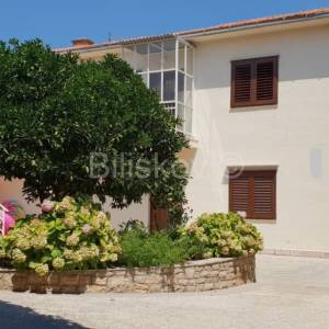 Brač, Supetar, prodaja kuća, centar, 100m od plaže