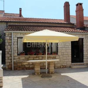 Brač, Supetar, prodaja kuća, centar, 100m od plaže