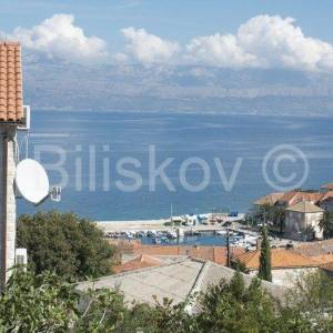 Brač, Sutivan, prodaja kuća, tri apartmana, bazen, 150 m od mora