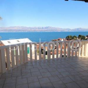 Brač, Sutivan, prodaja kuća, tri apartmana, bazen, 150 m od mora