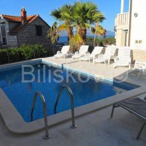 Brač, Sutivan, prodaja kuća, tri apartmana, bazen, 150 m od mora