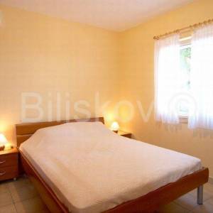 Brač, Sutivan, prodaja kuća, tri apartmana, bazen, 150 m od mora