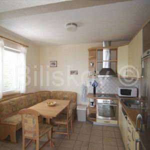 Brač, Sutivan, prodaja kuća, tri apartmana, bazen, 150 m od mora