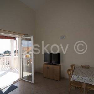 Brač, Sutivan, prodaja kuća, tri apartmana, bazen, 150 m od mora