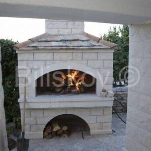 Brač, Sutivan, prodaja kuća, tri apartmana, bazen, 150 m od mora